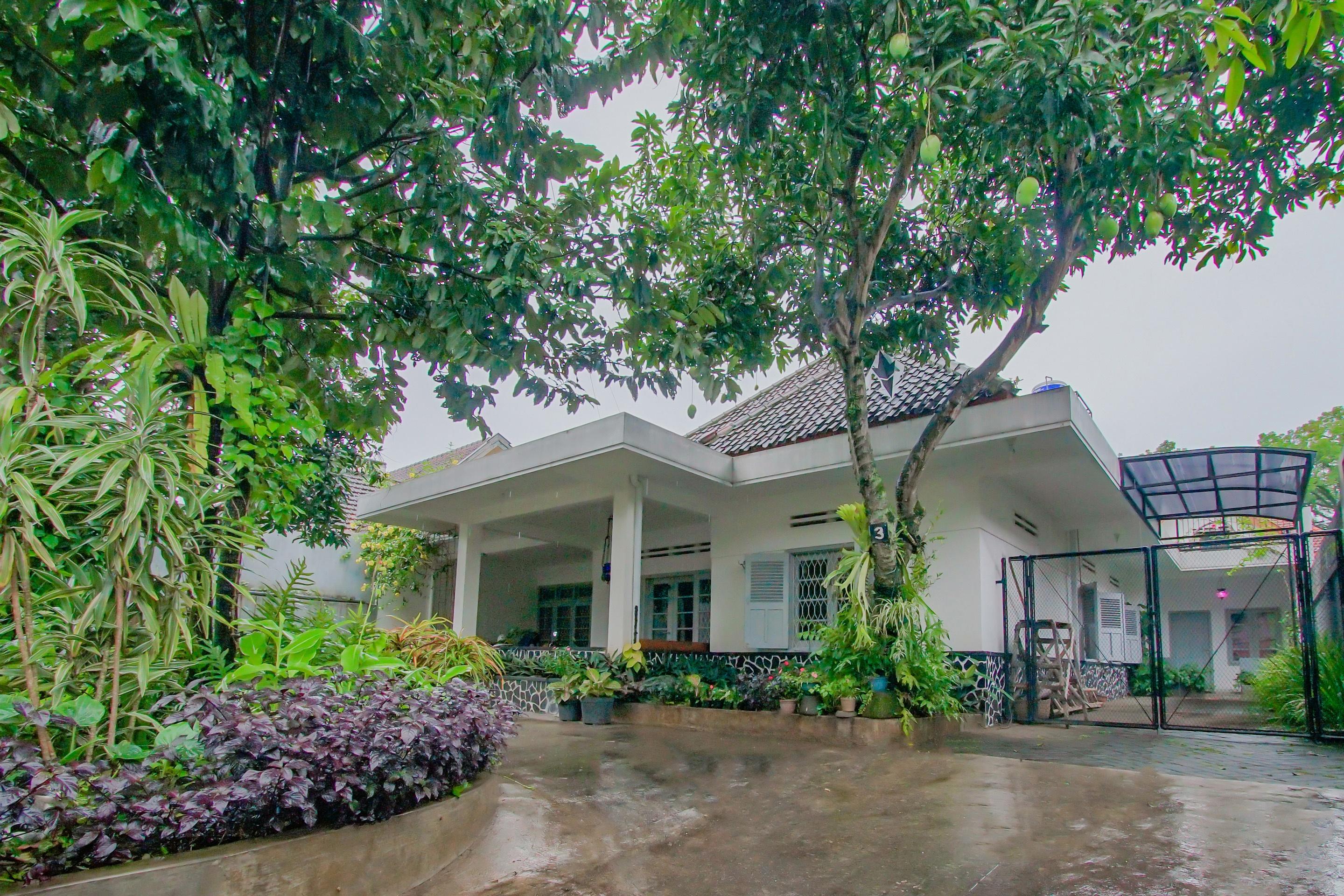 Oyo 3371 Omah Saras Family Hotel Malang Exterior foto
